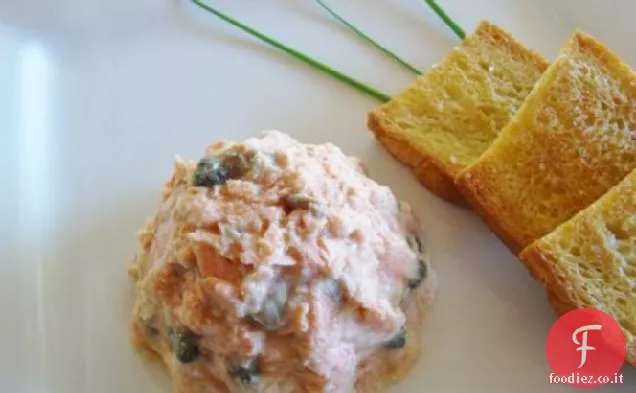 Salmone piccante in vaso con capperi