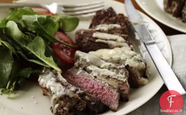 Bistecche di salvia e erba cipollina con insalata di rucola