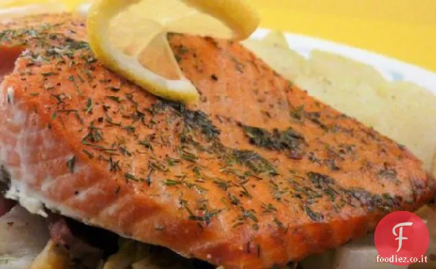 Salmone arrosto lento con cavolo, pancetta e aneto
