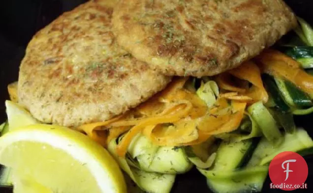 Torta di tonno del Wisconsin con salsa al limone e aneto