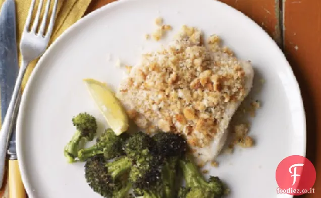 Pesce al forno con pangrattato alle erbe e broccoli