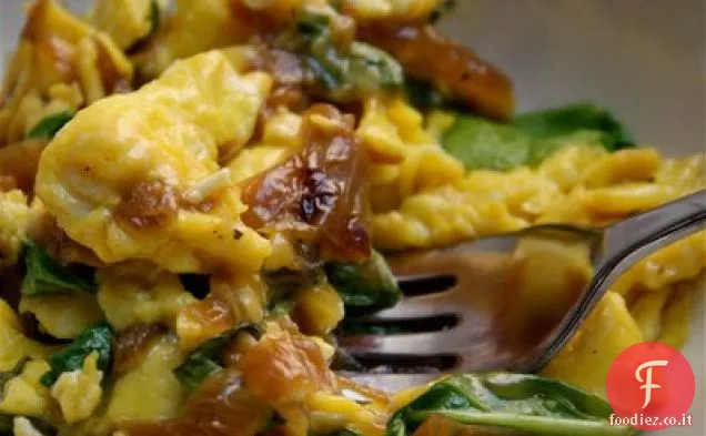 Uova strapazzate con cipolla caramellata, rucola e Gouda affumicata