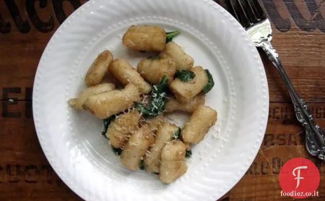 Gnocchi di burro marrone con rucola e scorza di limone