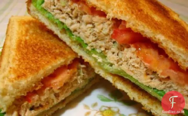 Semplice e delizioso sandwich di insalata di salmone di Kittencal