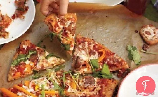 Pizza con salsiccia di tacchino, peperoni arancioni e rucola