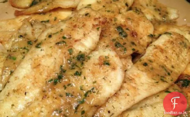 Pesce di sogliola fritto in padella con salsa al limone e burro