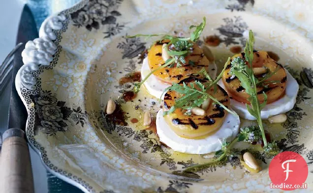 Insalata di albicocche, rucola e formaggio di capra alla griglia