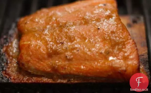 Salmone di cedro con salsa di zenzero