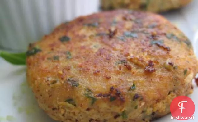 Torte di pesce tailandese con tuffo di arachidi caldo