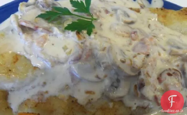 Pesce fritto in padella con salsa di funghi e pancetta