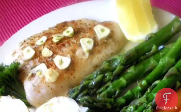 Halibut al forno di 10 minuti con salsa di burro all'aglio