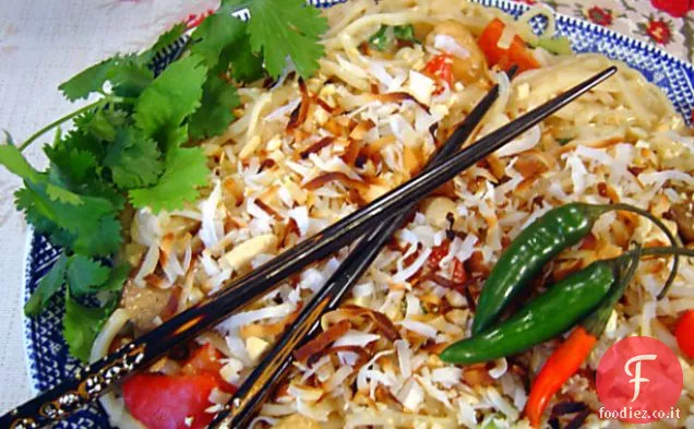 Spaghetti di riso al cocco tailandese con pollo