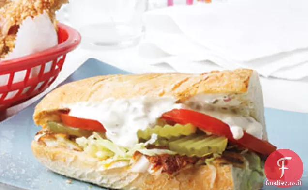 Po'boy di pesce gatto annerito con salsa tartara leggera