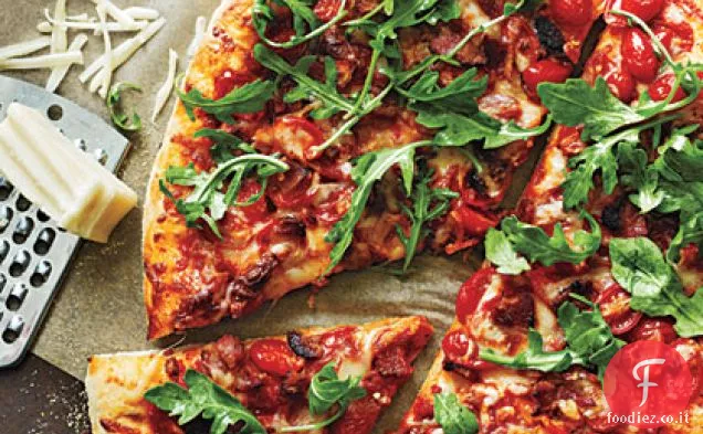 Pizza con pancetta, pomodoro e rucola