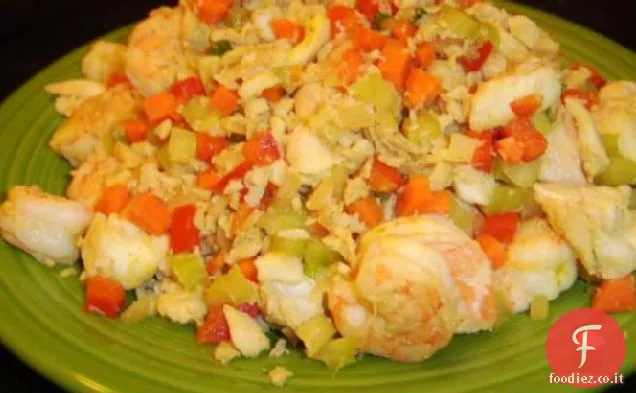 Frutti di mare e verdure al curry su riso