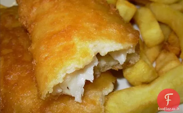 Vero pesce inglese e patatine fritte con pastella di birra Yorkshire