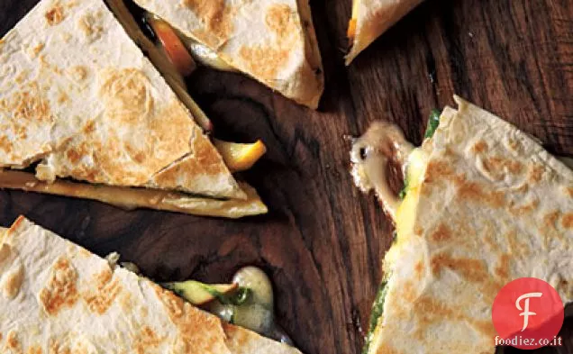 Quesadillas di Brie, mele e rucola