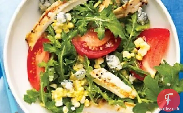 Insalata di rucola con pollo alla griglia, mais, pomodori e Ch blu