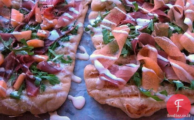 Pizza alla griglia con Prosciutto, Melone, Rucola e Creme Fraiche