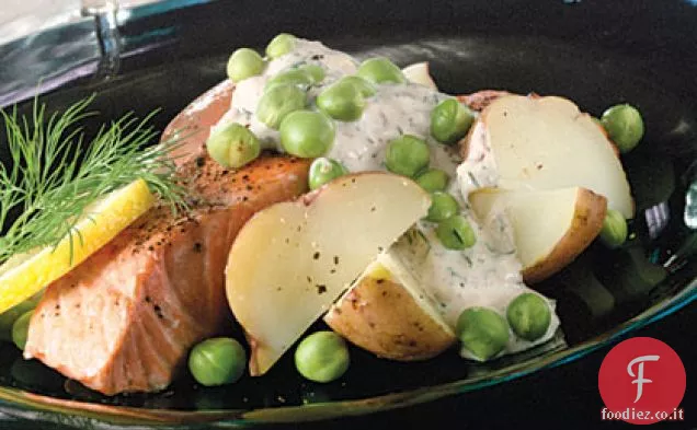 Insalata di salmone e patate con condimento al limone e aneto