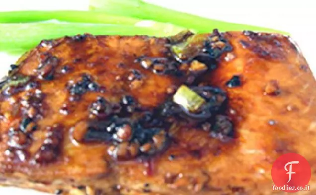 Salmone alla griglia con salsa rossa calda