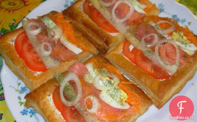 Insalata di salmone affumicato arcobaleno in pasta sfoglia