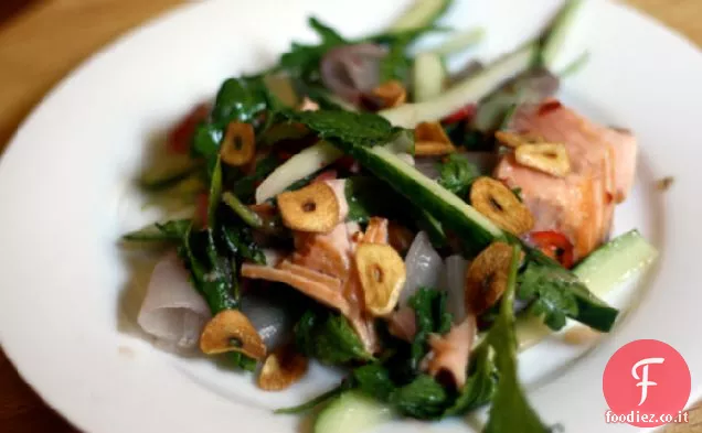 Cena stasera: insalata di salmone scottato con scalogno arrosto e condimento Cile