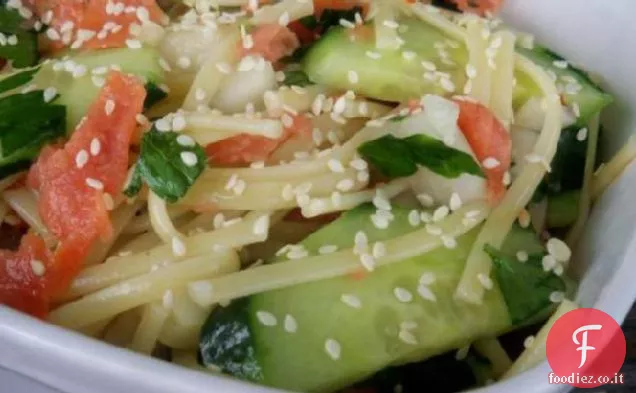 Insalata di salmone e noodle