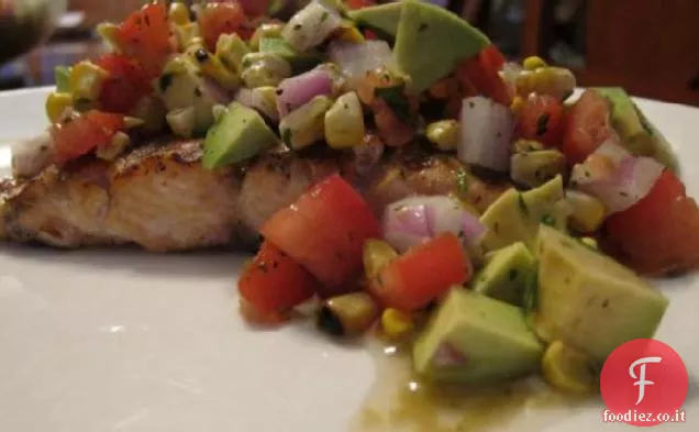 Salmone alla griglia con mais, pomodoro e avocado
