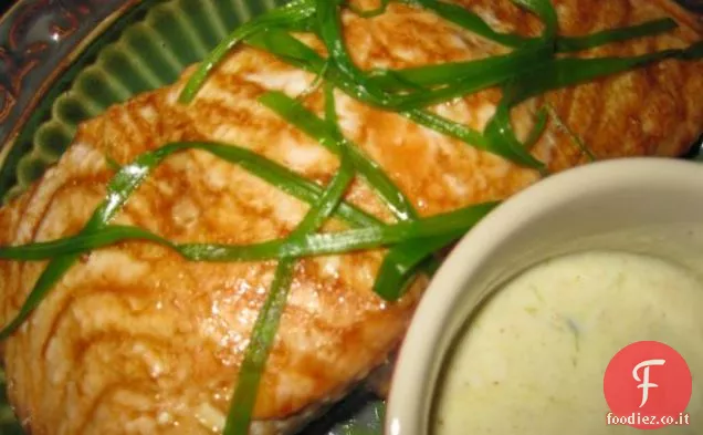 Salmone al forno con contorno di cipolla verde