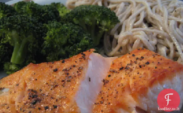 Salmone in crosta di semi di sesamo su tagliatelle Soba