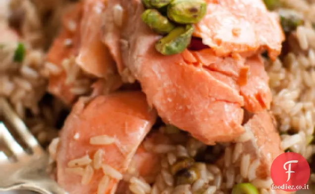 Insalata di riso integrale con salmone