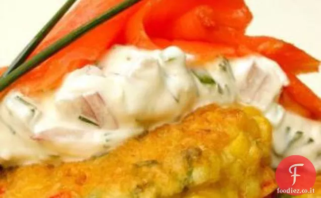 Salmone affumicato con frittelle di mais al peperoncino e salsa di panna acida