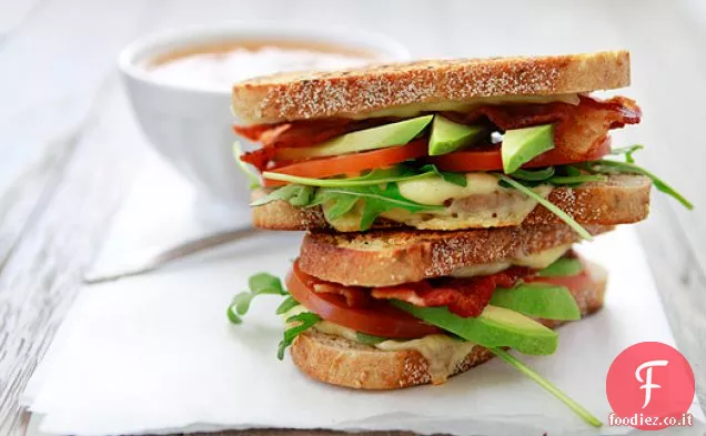 Formaggio grigliato con pomodoro, avocado, pancetta e rucola