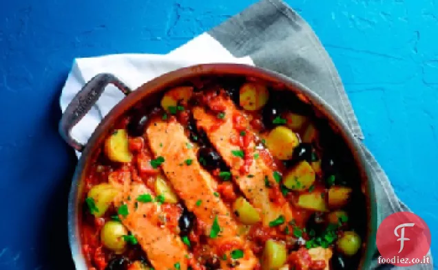 Salmone e patate in salsa di pomodoro