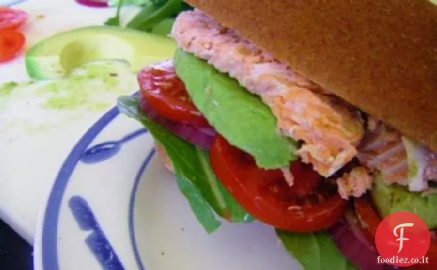 Hamburger di salmone affumicato (pomodoro, cipolla rossa e avocado)