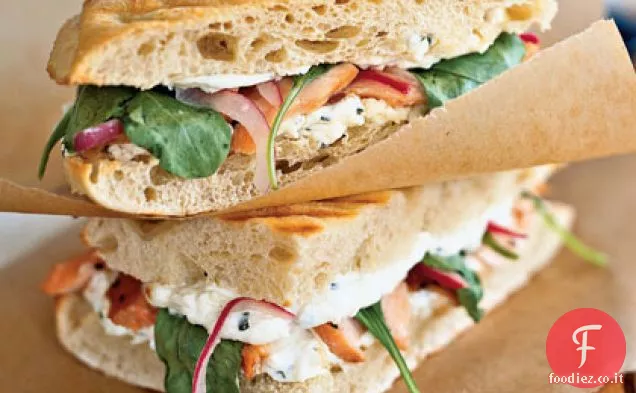 Panini al Salmone affumicato alla griglia con nastri di cipolla rossa