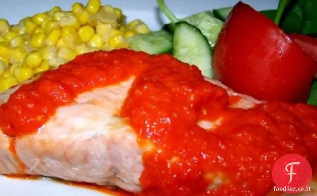 Salmone alla griglia con salsa di peperone rosso dolce