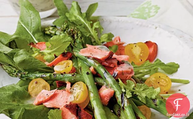 Insalata di salmone e asparagi alla griglia