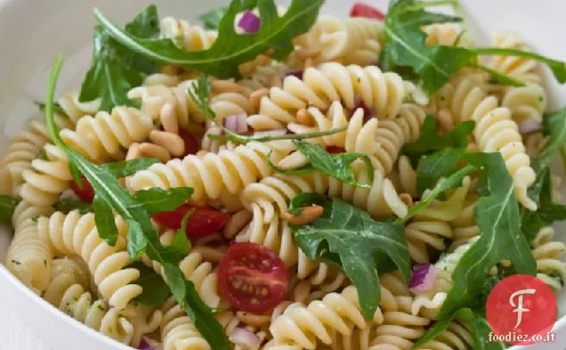 Insalata di pasta con Pomodori, rucola, pinoli e condimento alle erbe