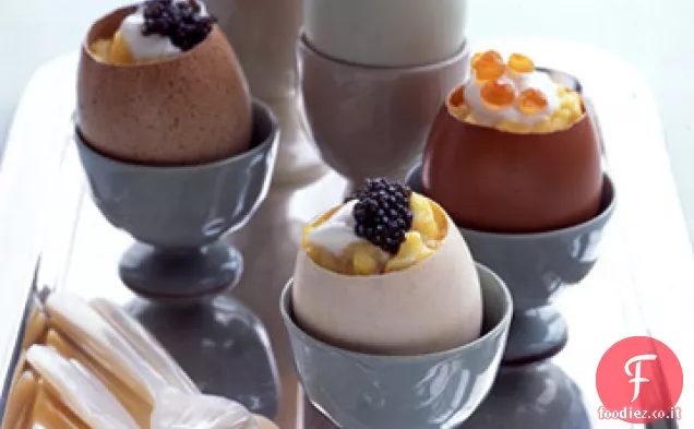 Uova strapazzate con Creme Fraiche e Caviale in tazze guscio d'uovo