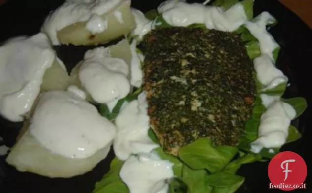 Salmone pepato con rucola e patate condite allo yogurt