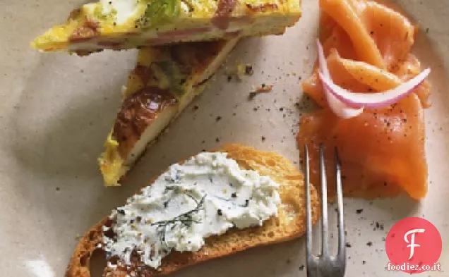 Salmone affumicato con formaggio di capra alle erbe e pane tostato