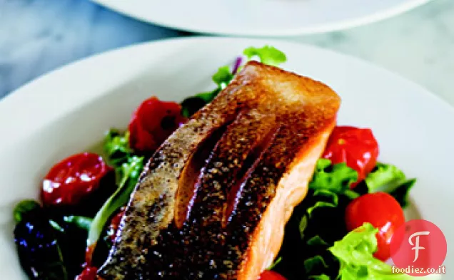 Insalata di salmone croccante con pomodorini arrostiti