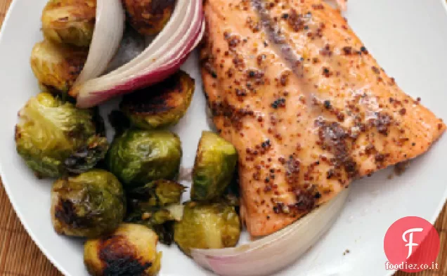 Salmone glassato di acero e senape con cavoletti di Bruxelles arrostiti