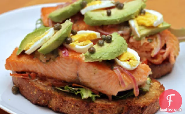 Panino al salmone a faccia aperta con salsa di senape dolce
