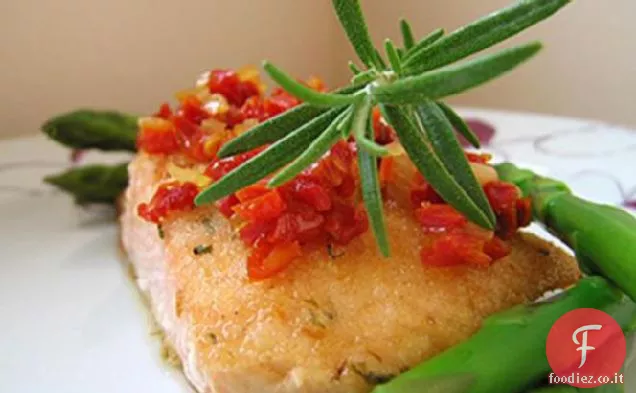 Filetti di salmone alle erbe con topping di pomodoro essiccato al sole