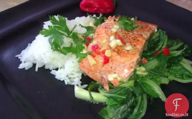 Salmone con Bok Choy, salsa asiatica e uova di salmone