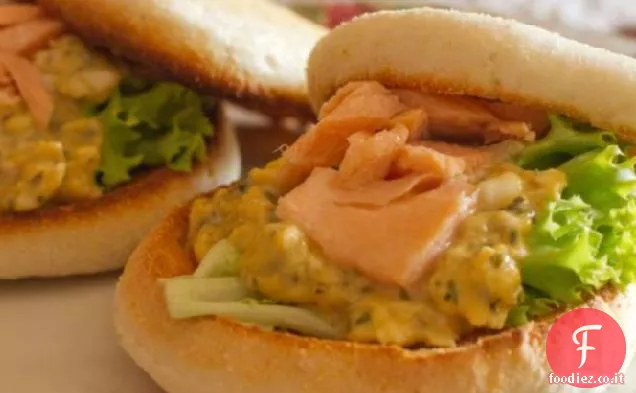 Muffin inglese condita con dragoncello uovo e salmone affumicato