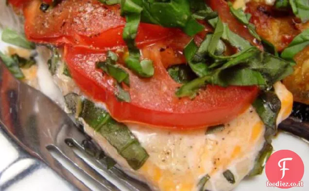 Salmone alla griglia con pomodori e basilico